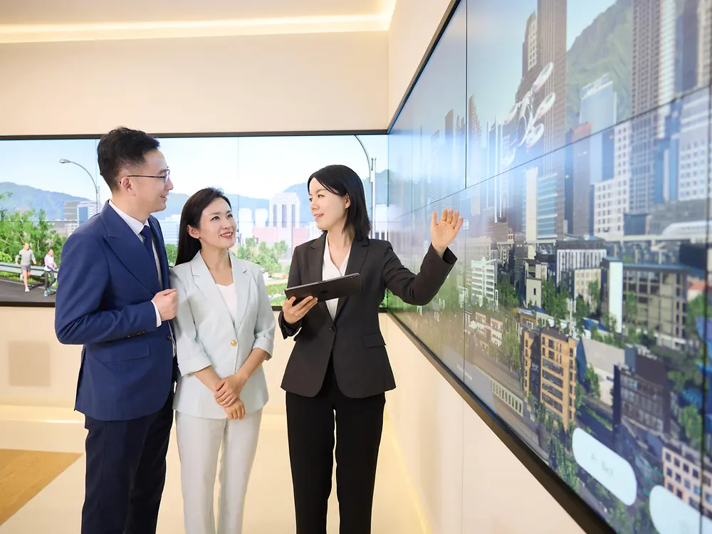 A customer experience tour guide is presenting the Adhesive Technologies portfolio to a group of customers in the 270° Infinity Room at the Inspiration Center Shanghai.