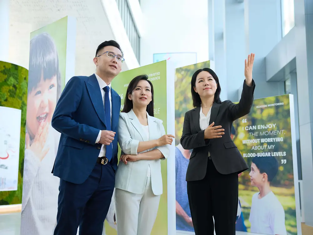 A customer experience tour guide inspires a group of customers in the Temporary Exhibition of the Henkel Adhesive Technologies - Inspiration Center Shanghai.