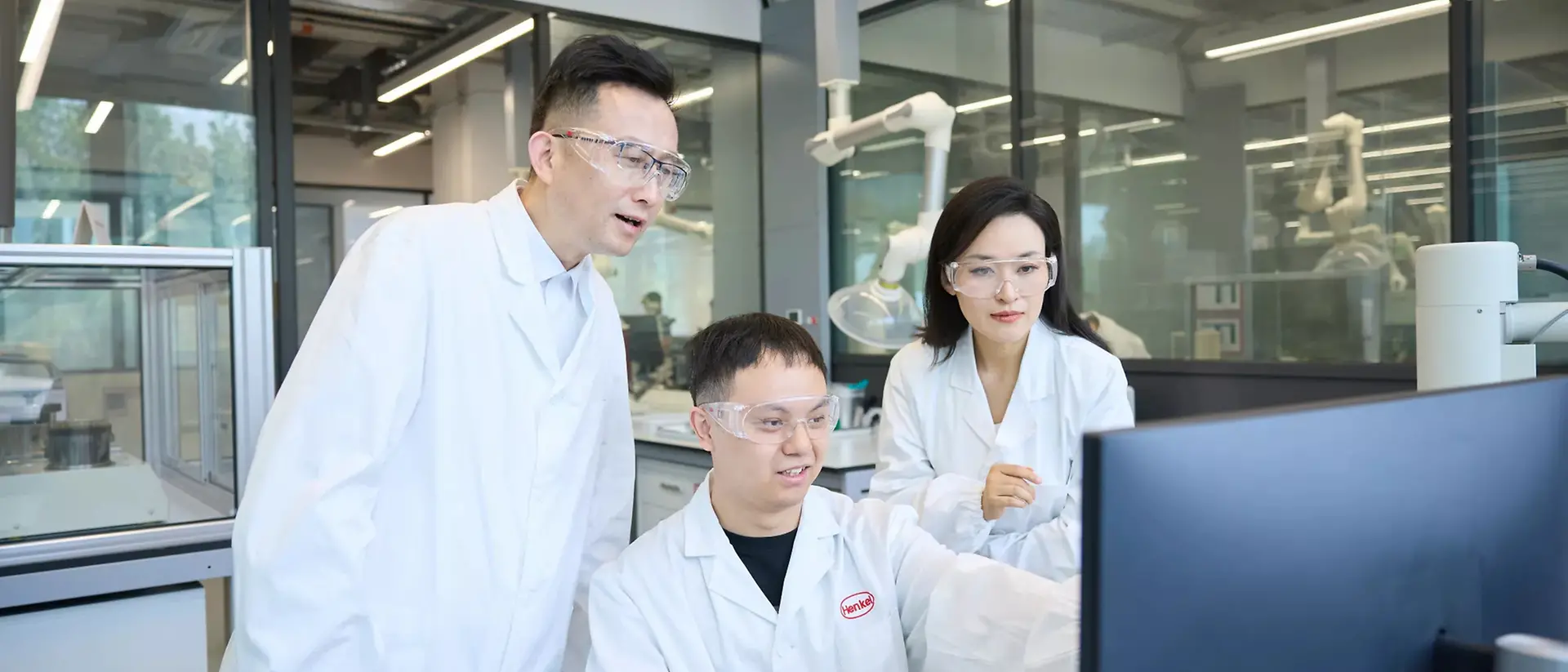 photo-inspiration-center-shanghai-customers-technicians-morphology-lab