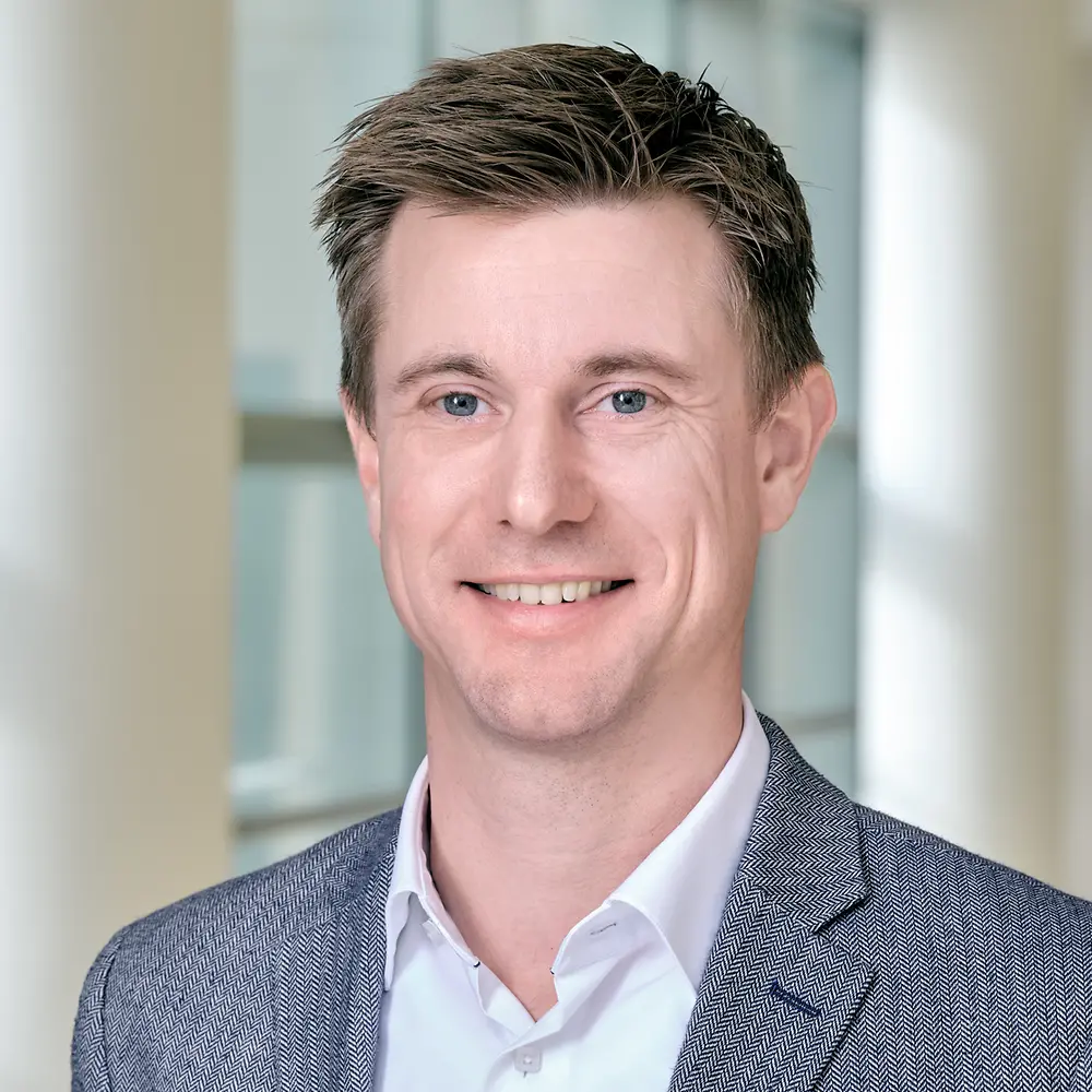 Portrait photo of Sjoerd Dikstra, showing him smiling into the camera.