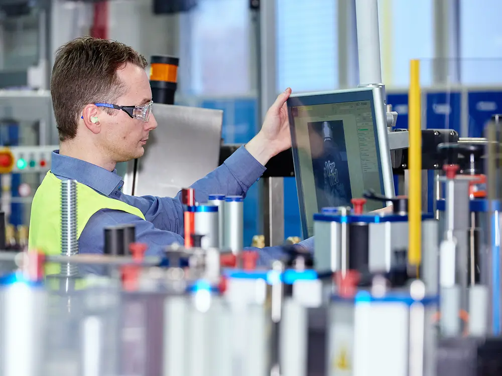 Waschmittelproduktion: Andreas Nover an einer Etikettierkamera